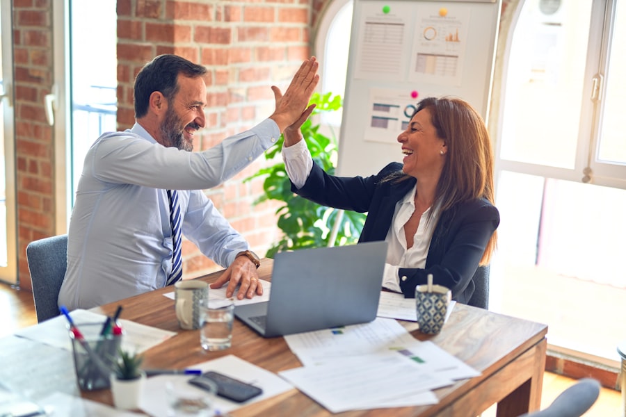 Équipe collaborant sur un projet de transformation numérique dans un bureau moderne