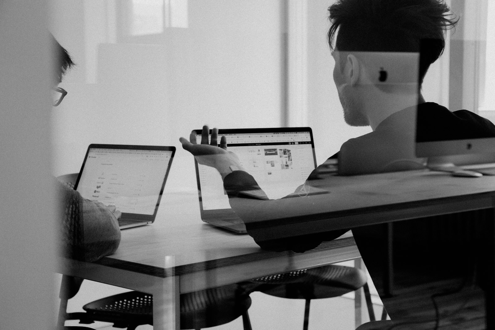 Équipe planifiant l'optimisation des processus sur un tableau blanc