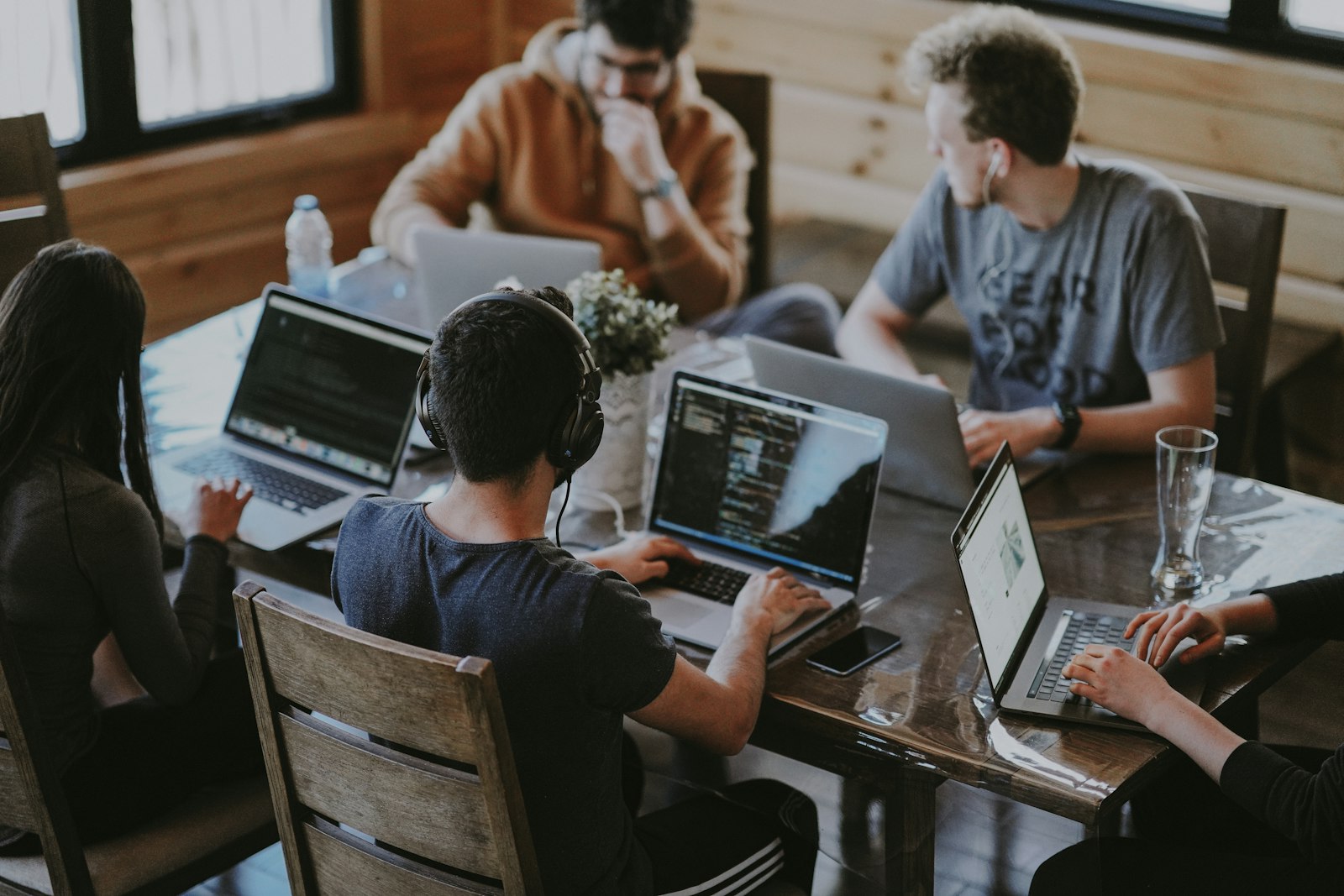 Équipe collaborant à l'intégration de solutions numériques